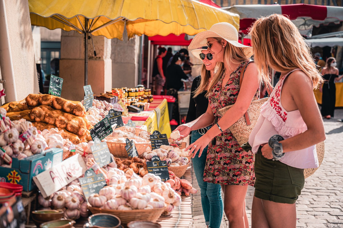 Marché estival dans la bastide de Villeréal