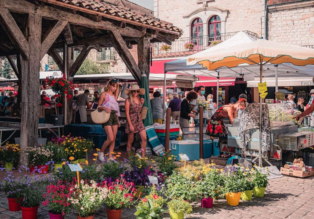 Marché estival dans la bastide de Villeréal