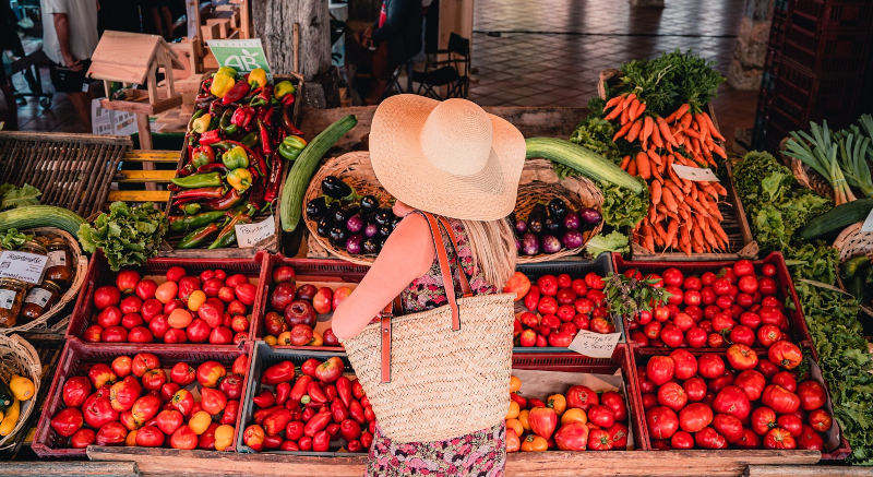 Marché estival dans la bastide de Villeréal