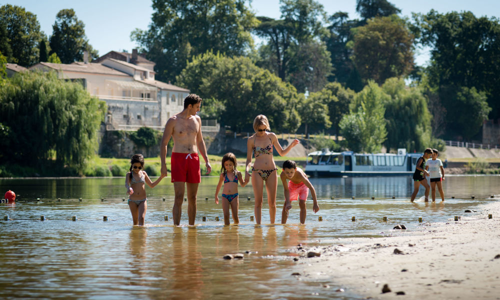 Plage sur Le Lot à Castelmoron-sur-Lot © Christian Prêleur