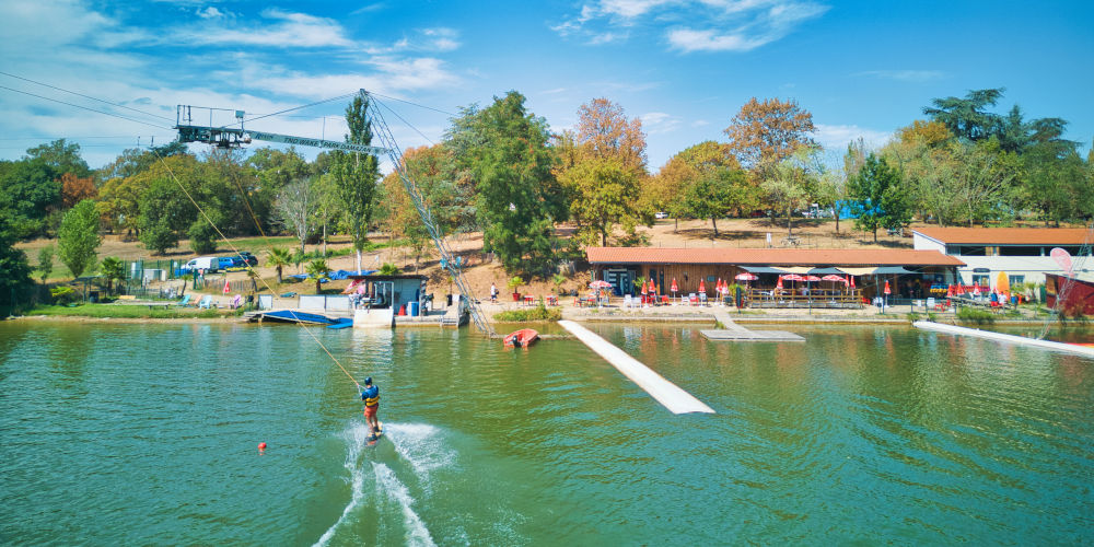 Téléski nautique au lac de Damzan