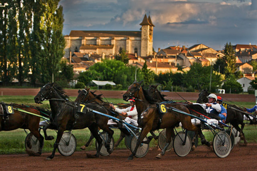 Course hippique à l'hippodrome de Villeréal